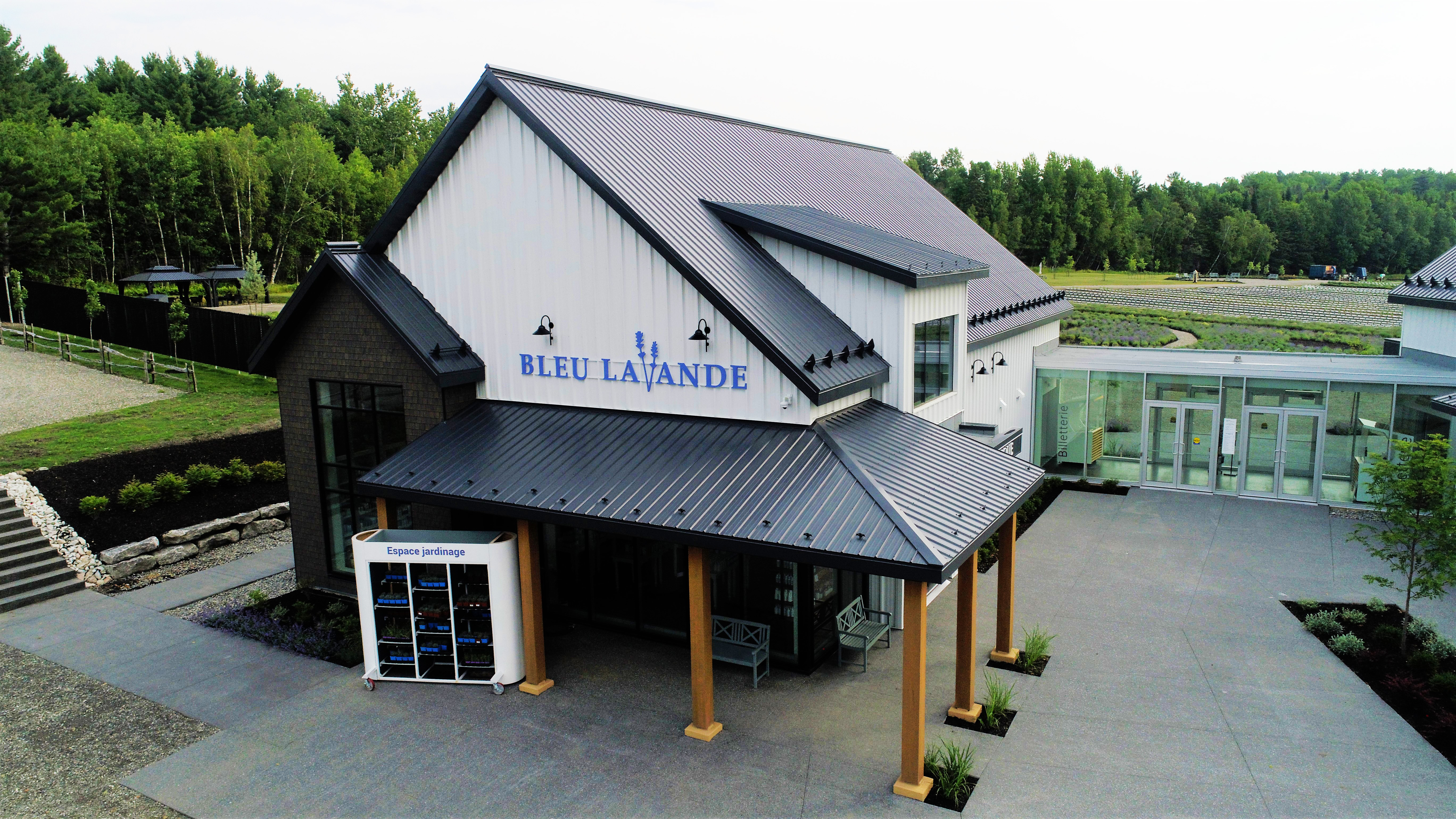 Photo aérienne du bâtiment principal de Bleu Lavande