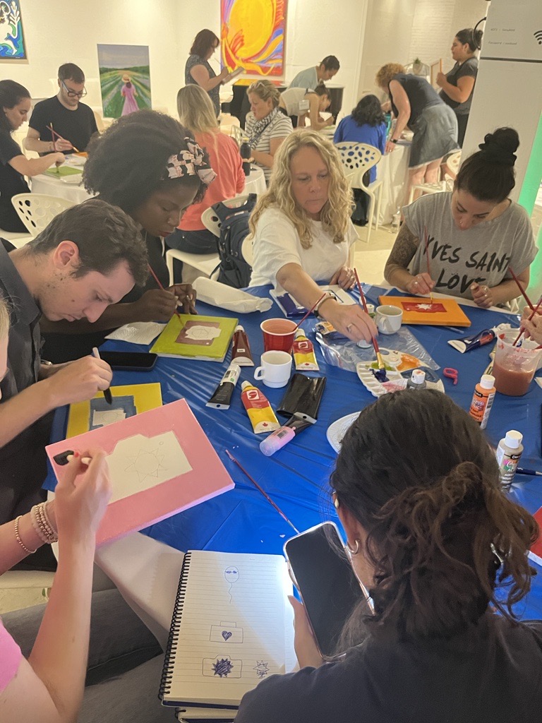 Julie La Roche participe à un atelier sur la créativité