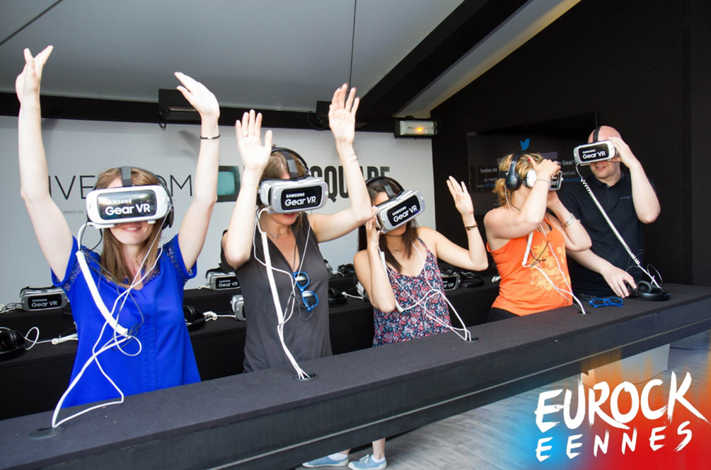 Cinq personnes portent un casque de réalité virtuelle