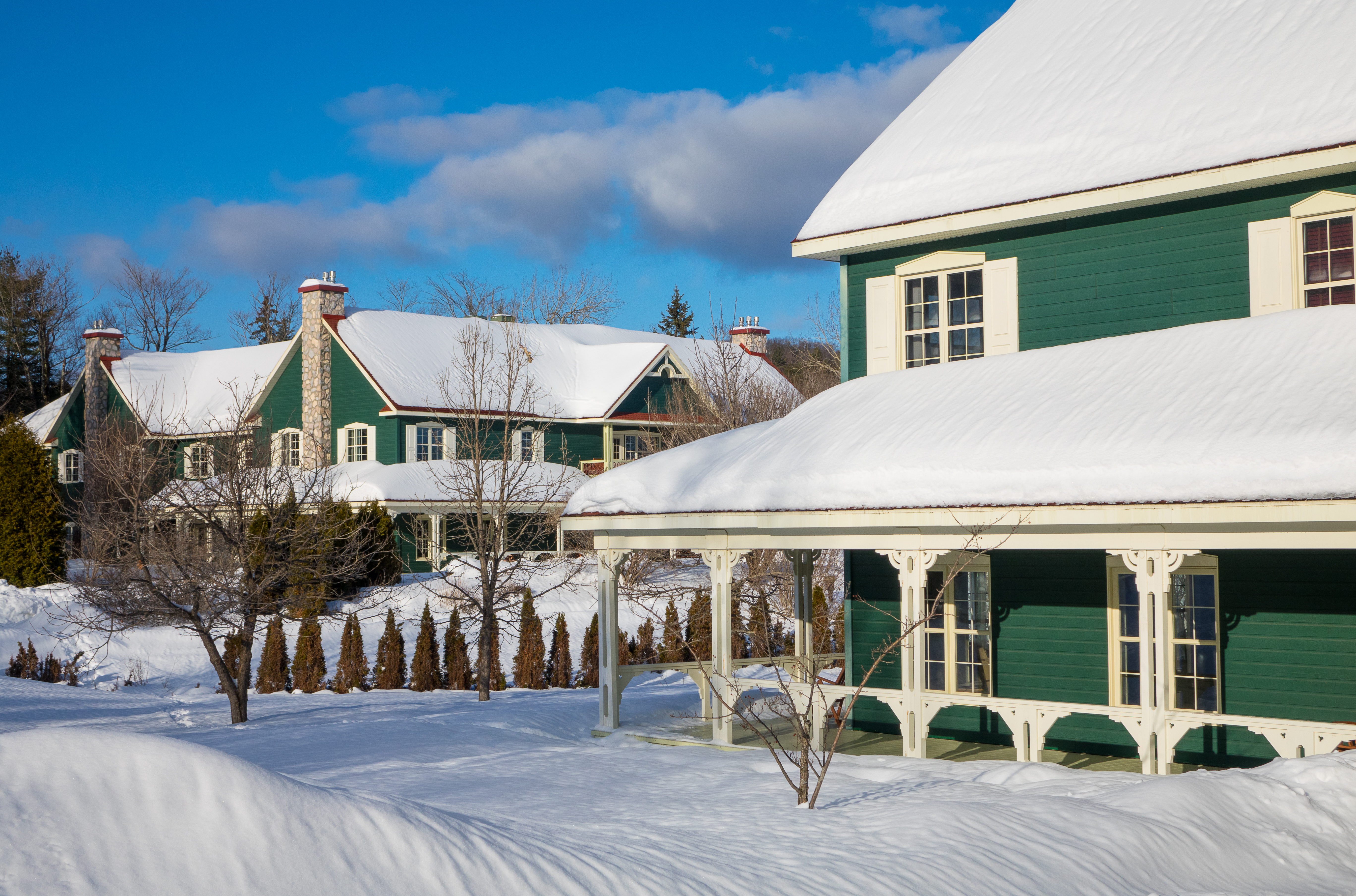 Vue hivernale du des bâtiments du Baluchon Éco-villégiature