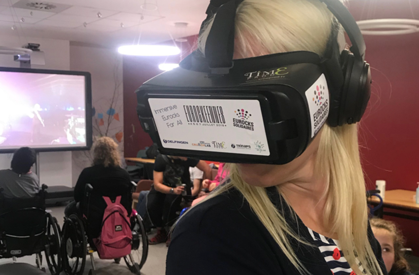 Une femme porte un casque de réalité virtuelle