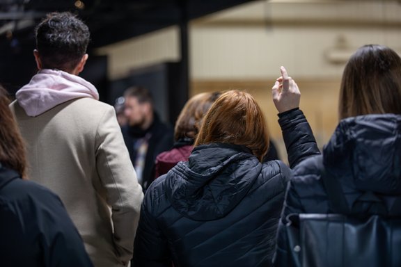 Des participants(-es) posent des questions pendant le parcours