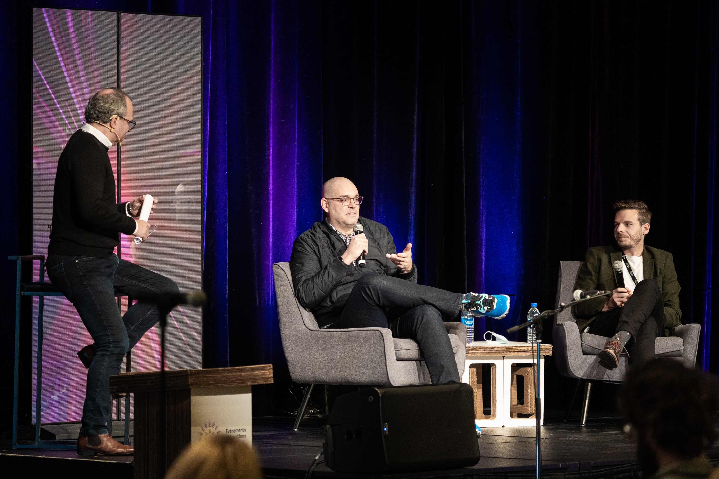 Vue de la scène : Denis Brisebois, Nicolas Duvernois, Pier-Alexandre Corriveau-Larochelle 